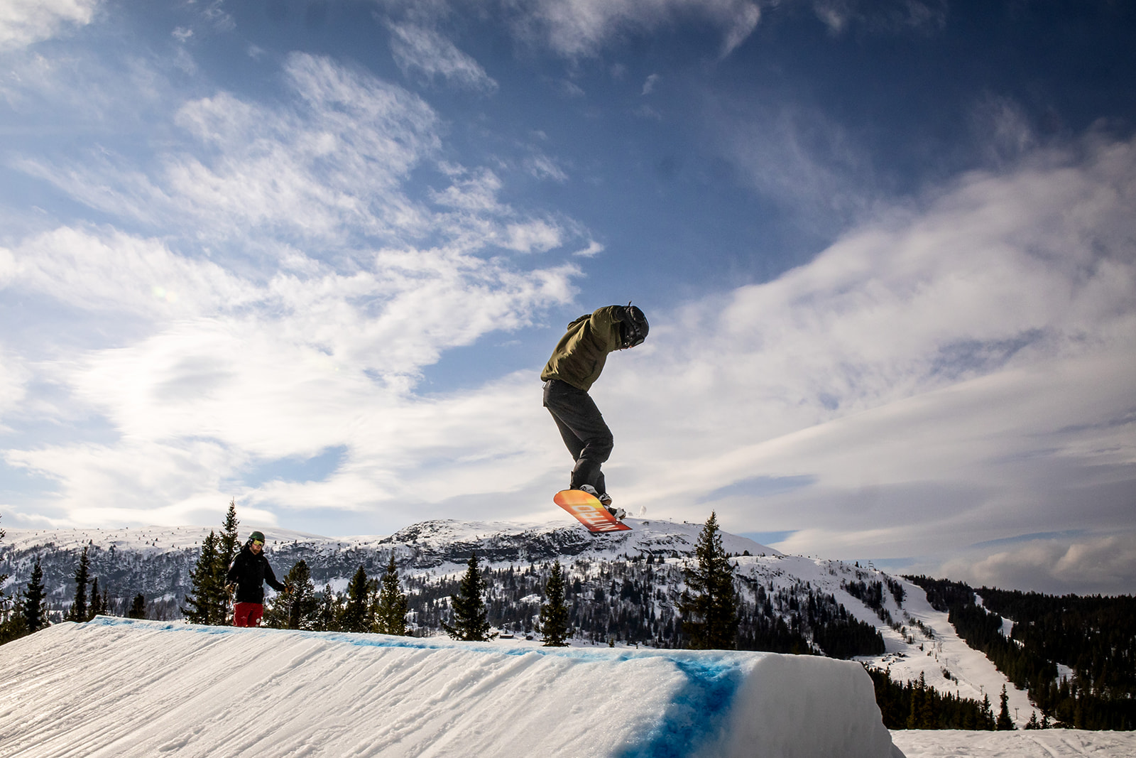 Snowboardkjører i hopp i terrengparken på Gålå