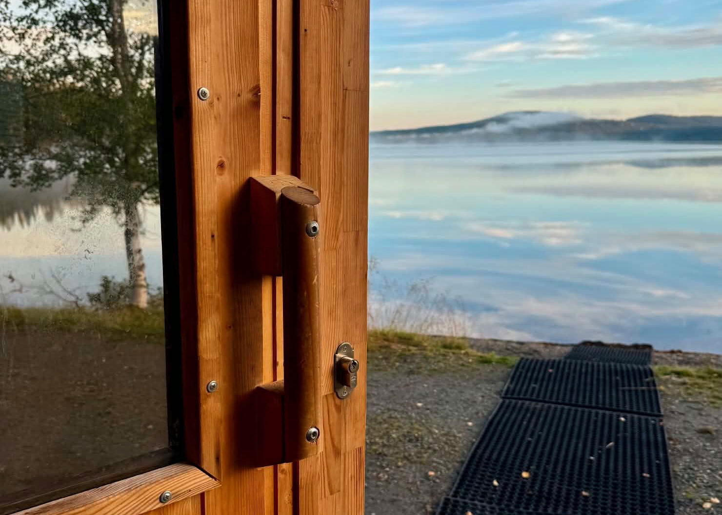Langrennsløper på ski på Gålå med fjell i bakgrunnen