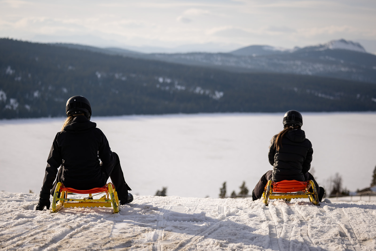 Langrennsløper på ski på Gålå med fjell i bakgrunnen