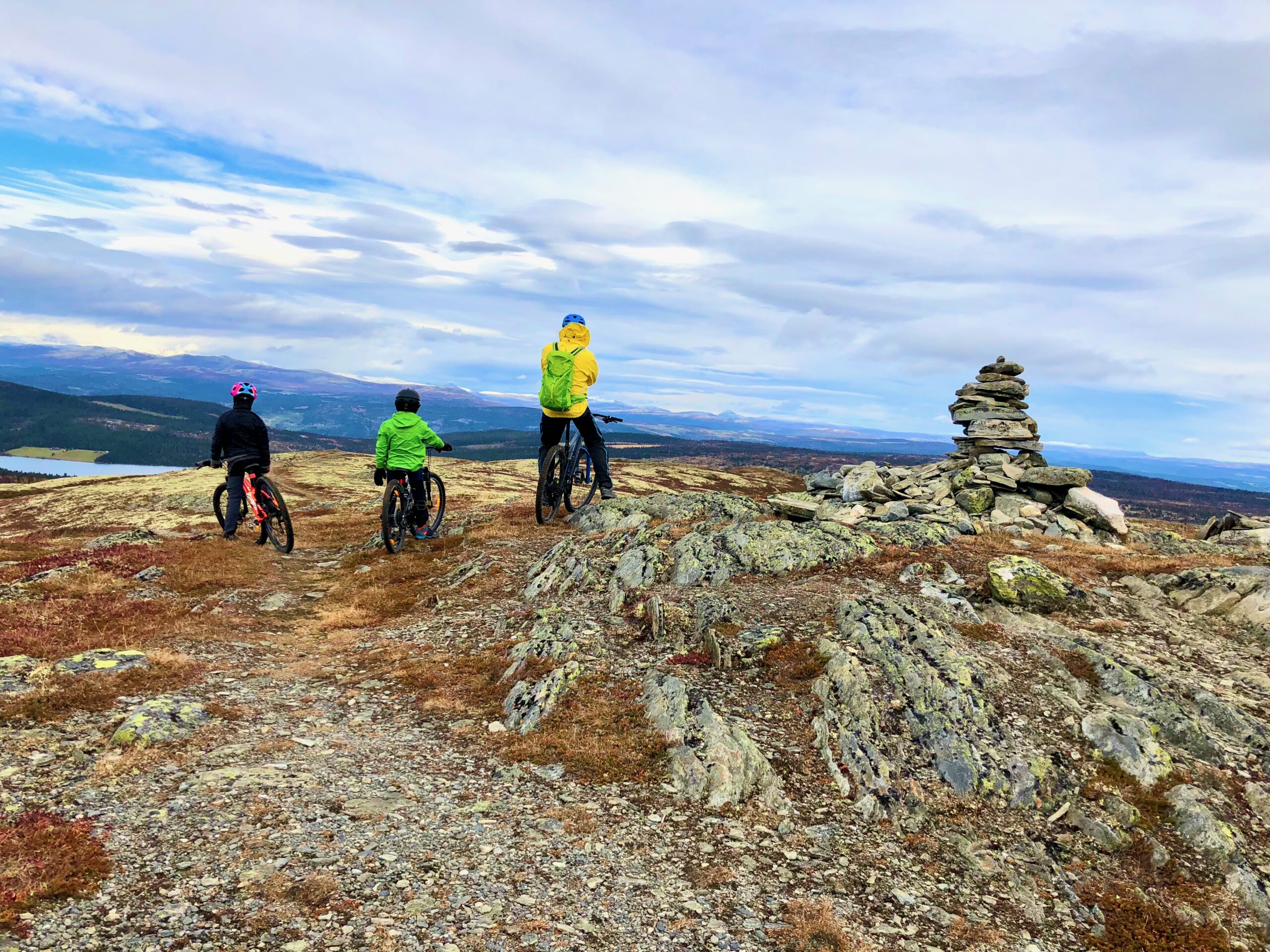 Langrennsløper på ski på Gålå med fjell i bakgrunnen