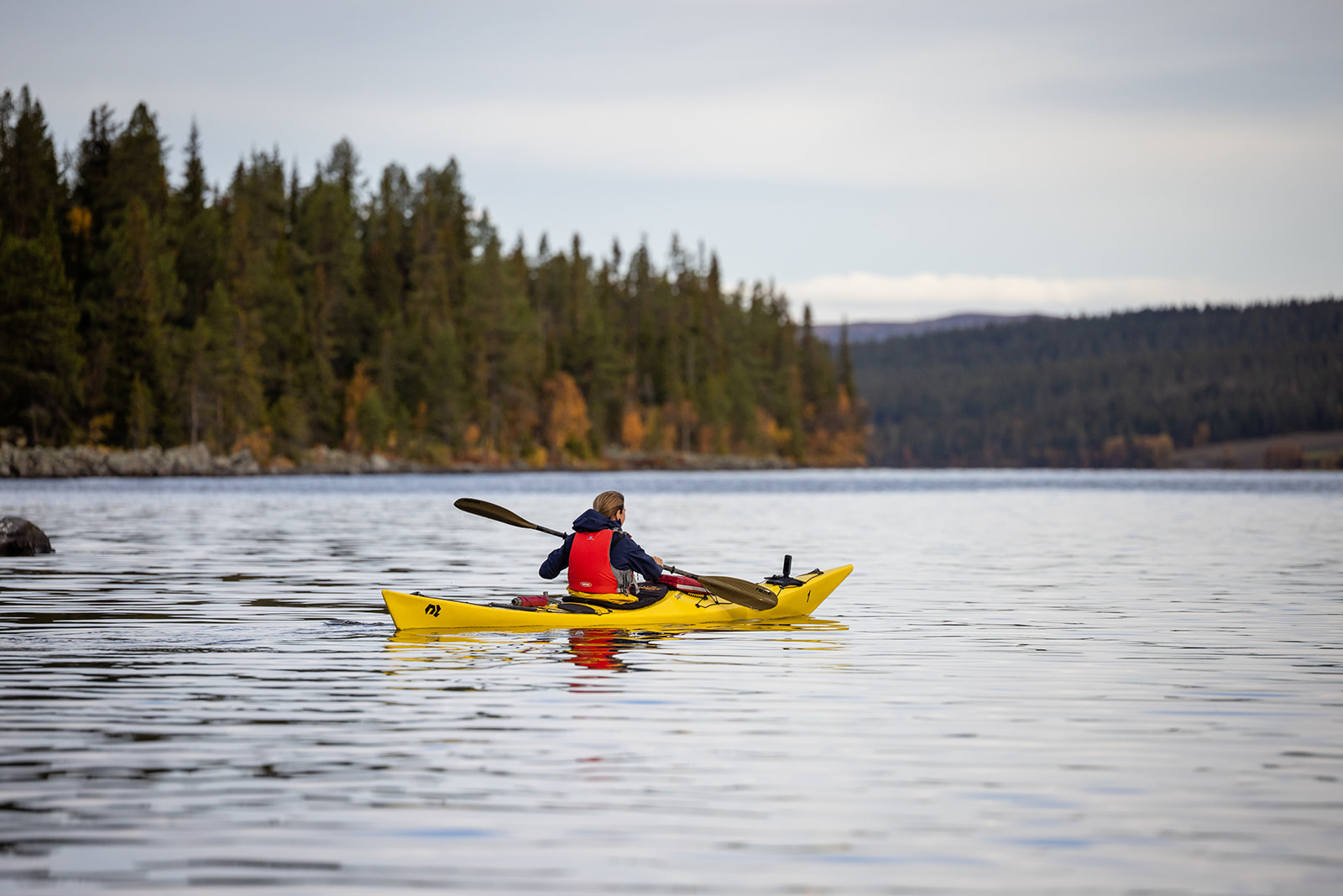 Kayaking on Lake Gålåvatnet in autumn scenery